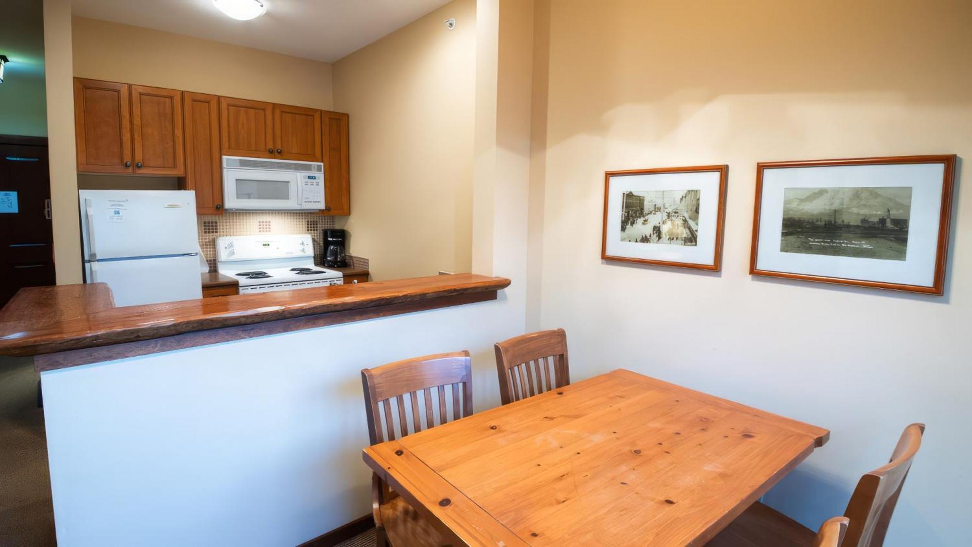 Snow Creek Lodge By Fernie Lodging Co Bagian luar foto