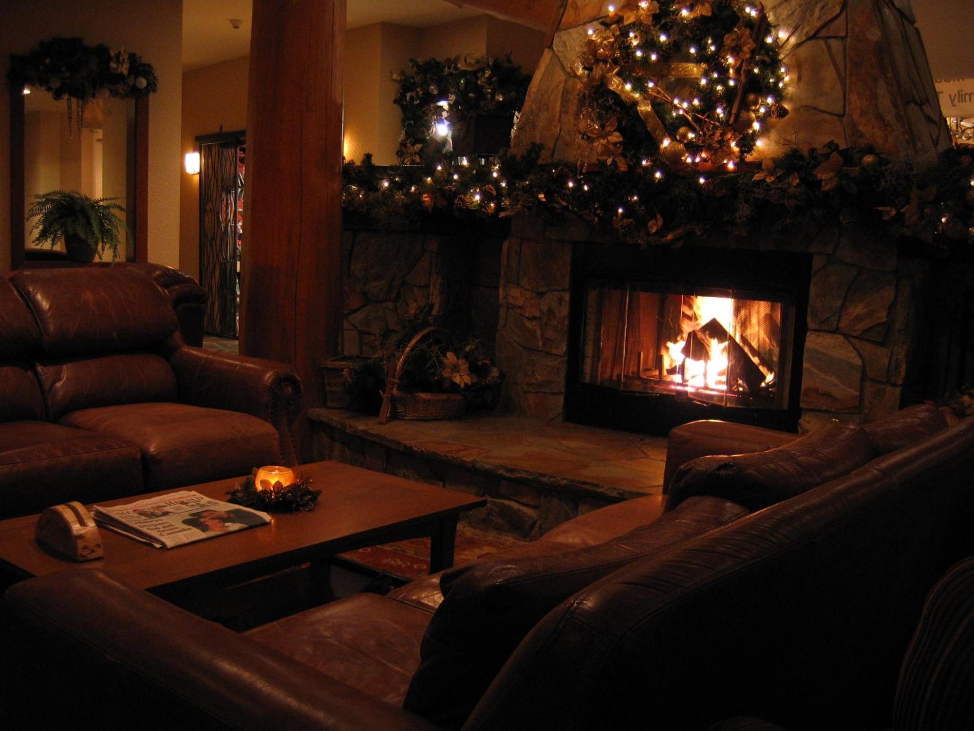 Snow Creek Lodge By Fernie Lodging Co Bagian luar foto