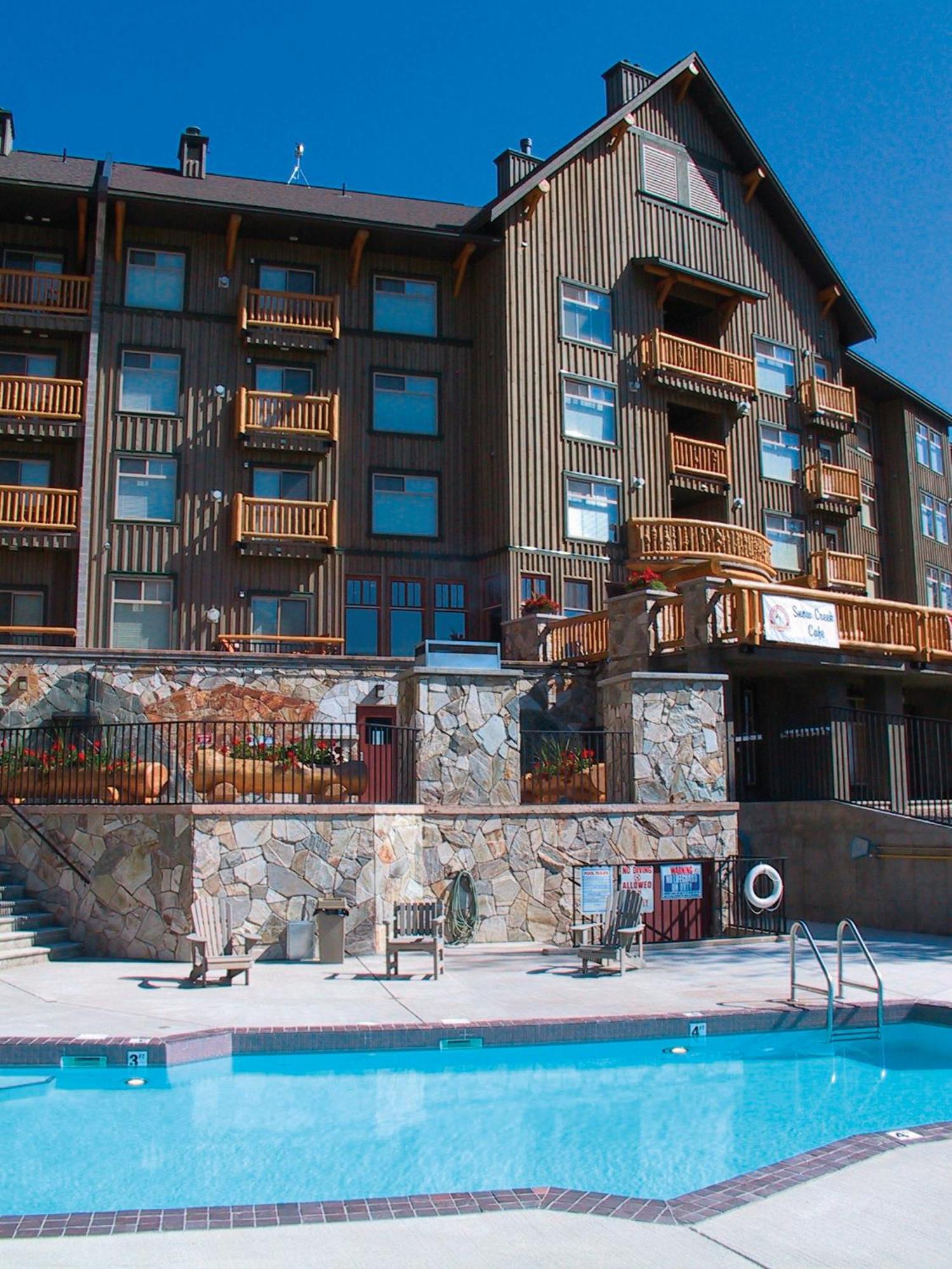 Snow Creek Lodge By Fernie Lodging Co Bagian luar foto