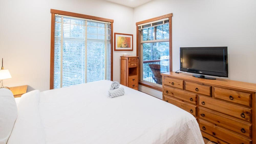 Snow Creek Lodge By Fernie Lodging Co Bagian luar foto