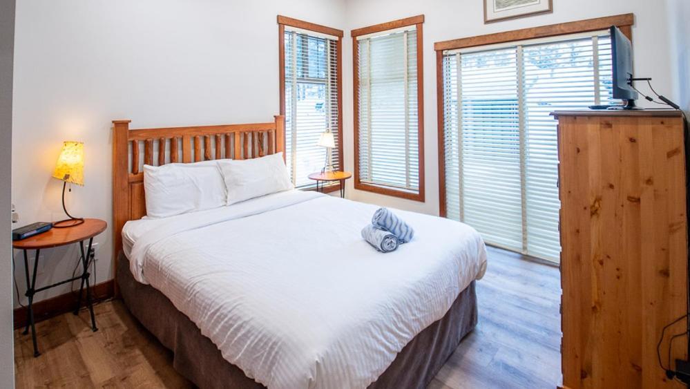 Snow Creek Lodge By Fernie Lodging Co Bagian luar foto