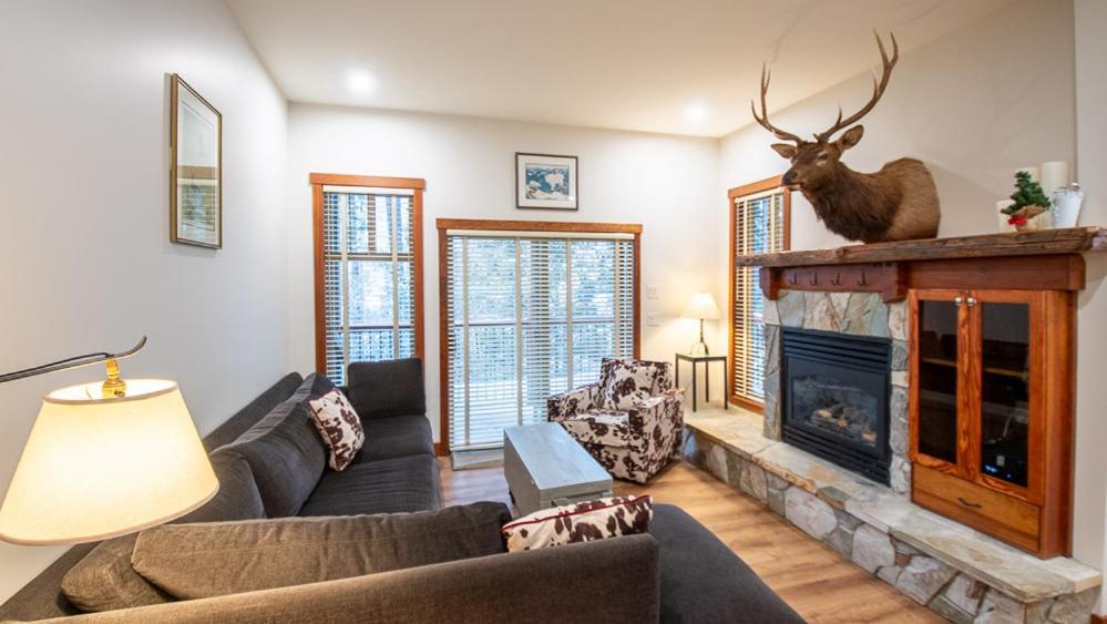 Snow Creek Lodge By Fernie Lodging Co Bagian luar foto