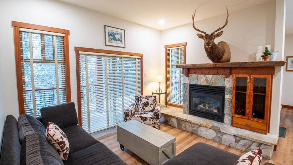 Snow Creek Lodge By Fernie Lodging Co Bagian luar foto