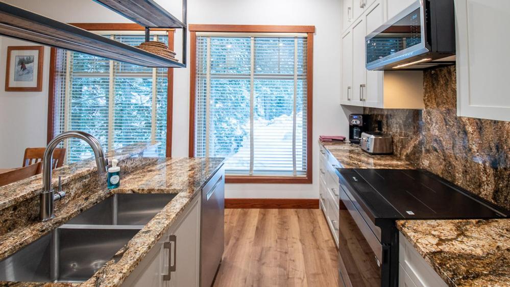 Snow Creek Lodge By Fernie Lodging Co Bagian luar foto
